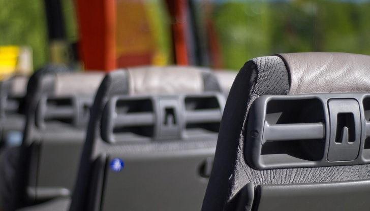 Пострадали са леко двама пътници, както и един от шофьорите