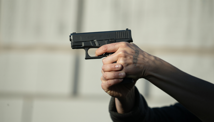 48-годишен мъж доброволно предаде оръжието на полицията, започва разследване за