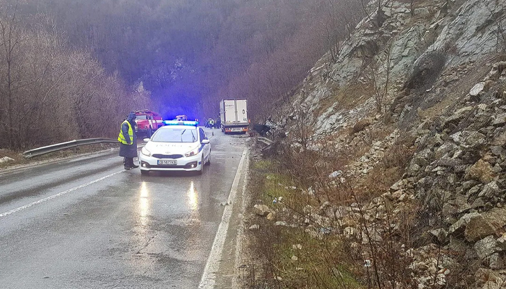 Сблъскаха се три автомобила край Мишеморков хан, сред ранените има