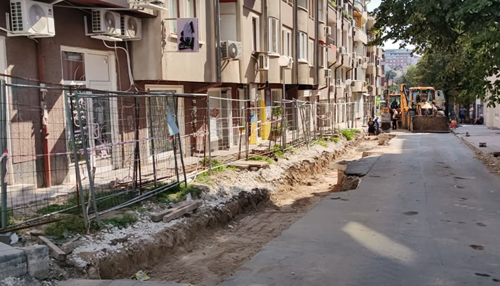 Бизнесът и живеещите на улицата остават в неяснота за това