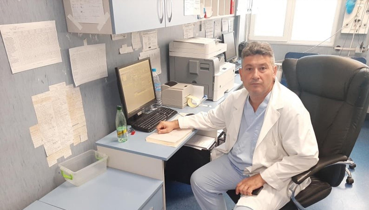 Д-р Константин Димов реанимира момичетата след като спасителните действия първоначално