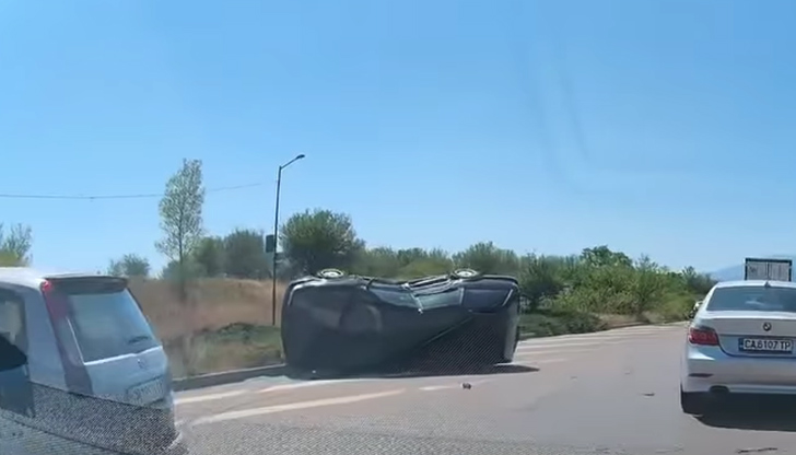 Два автомобила се удариха под Ботевградско шосе“, единият се преобърнаДнес