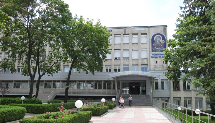 Заместник-директорът на болницата в София с остър пост във Фейсбук: