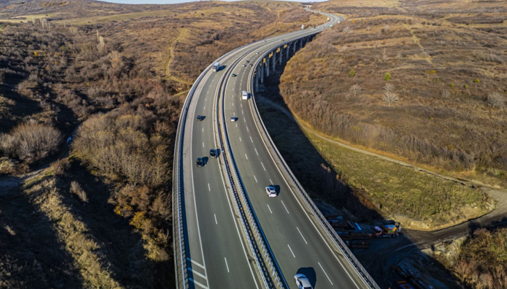 Работи се в аварийната лента без спиране на трафикаОт днес