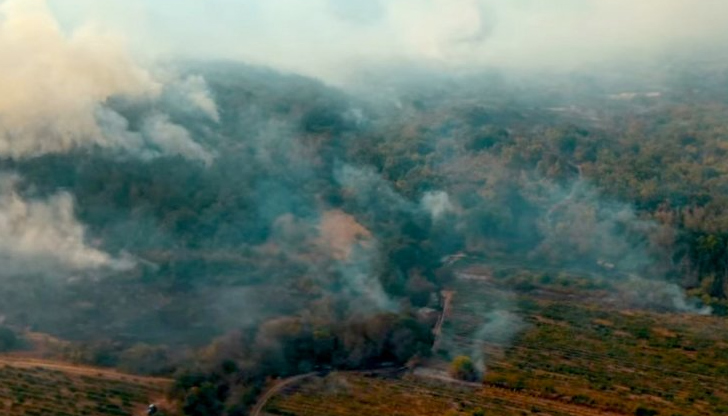 Огнеборците са на метри от най-големите огнища, самолетите ще продължат