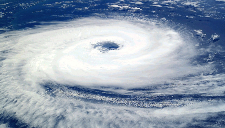 Скоростта на ветровете е 260 км/чУраганът Ерин се превърна в