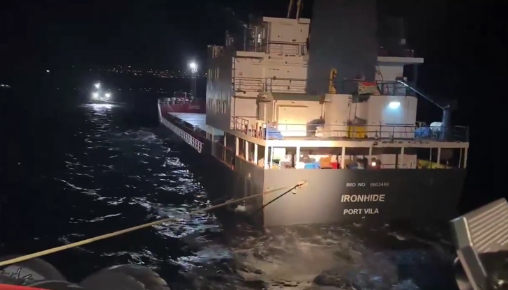 78-метровият IRONHIDE е изтеглен на буксир до безопасно пристанище в