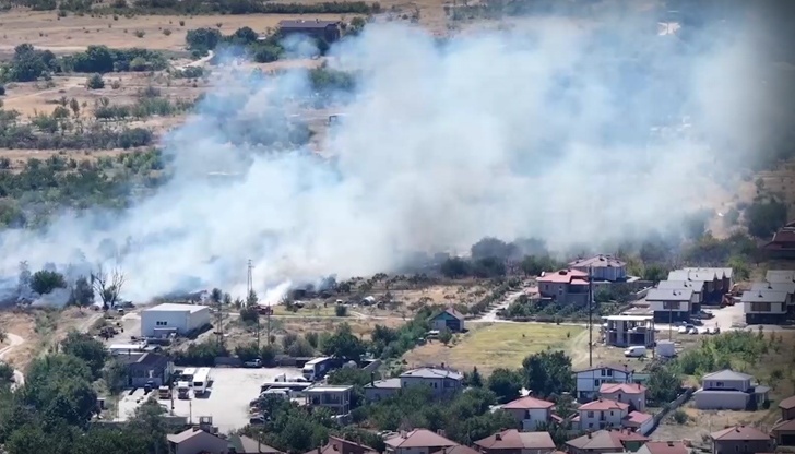 Огънят е тръгнал от изоставени ниви близо до парк ЧинаритеГолям