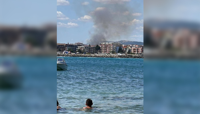 Огънят е в близост до две големи вериги магазиниОгнена стихия