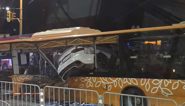 Един загинал и четирима ранени при нощната катастрофаТежка катастрофа между