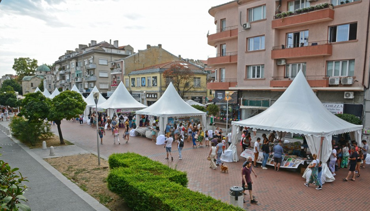 Над 30 издателства участват в книжното събитие, което продължава до