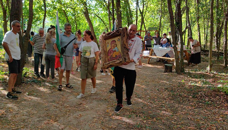 Образът на Света Богородица Умиление се присъедини към иконата на