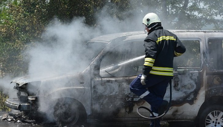 Пожарът е възникнал от късо съединение в двигателния отсек на