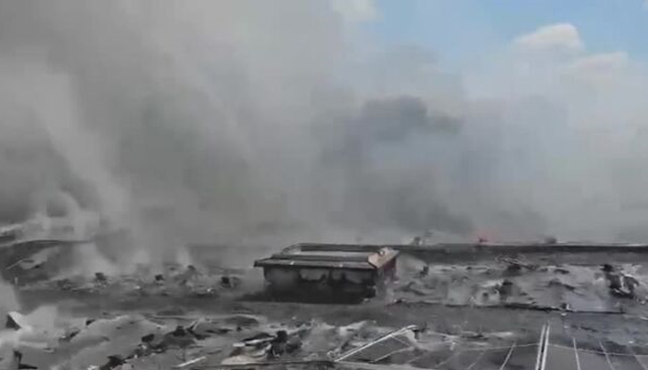 Огънят тръгна от соларните панели на покриваПожар избухна днес следобед