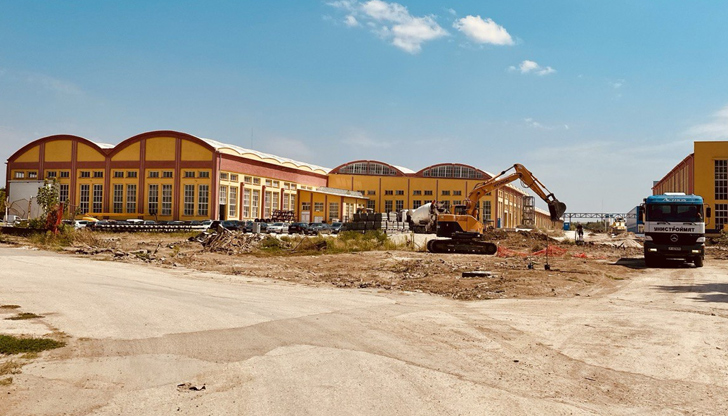 За да влязат в цеха, крадците счупили два прозорецаКабели на