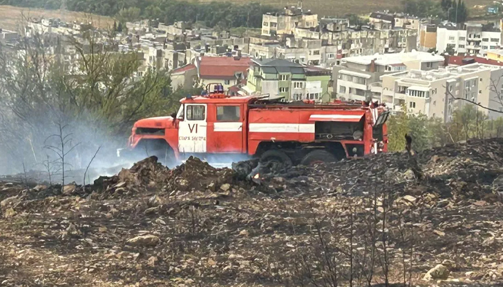 Стихията е овладяна след намесата на десет пожарни екипаМълния предизвика
