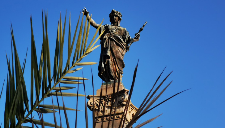 Емблематичният монумент, открит през 1909 година, продължава да напомня за