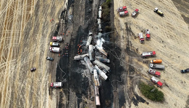 Ремонтът ще продължи до вторник, екипите охлаждат останалите цистерниЛипсва над