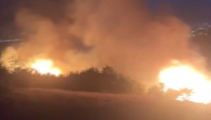 Осем пожарни екипа и 30 огнеборци се борят с пламъците,