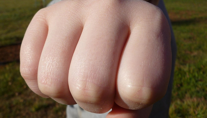 Мъжът е транспортиран в Психиатрията в БялаМъж и момче се