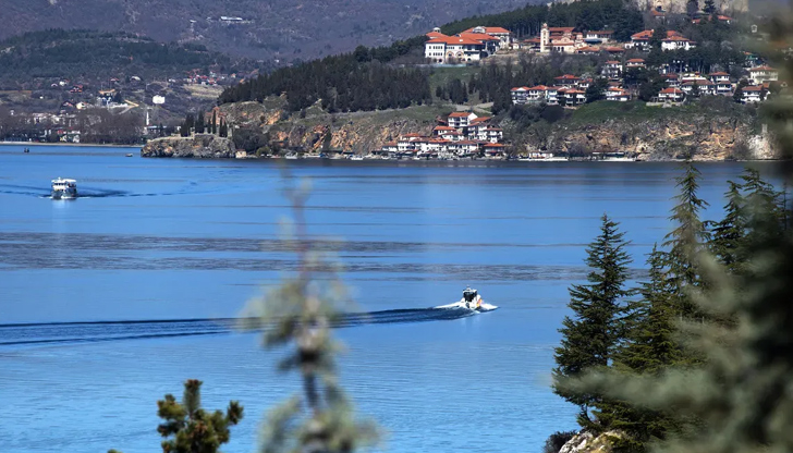 Продължава издирването на 52-годишен мъж, изчезнал в Охридското езеро, уточниха