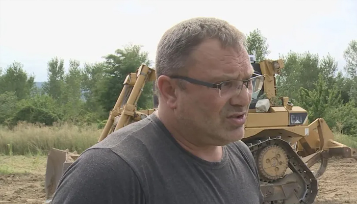 Булдозеристът не се смята за герой, въпреки че с просеката