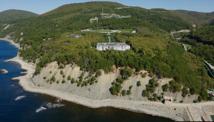 Пламъците обхванаха над 40 хектара гора близо до черноморската резиденцияРуски