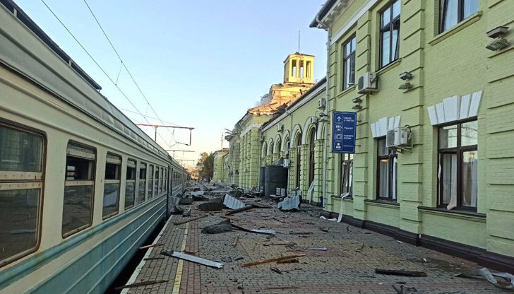 Един железопътен служител загина, а десет души бяха ранени при