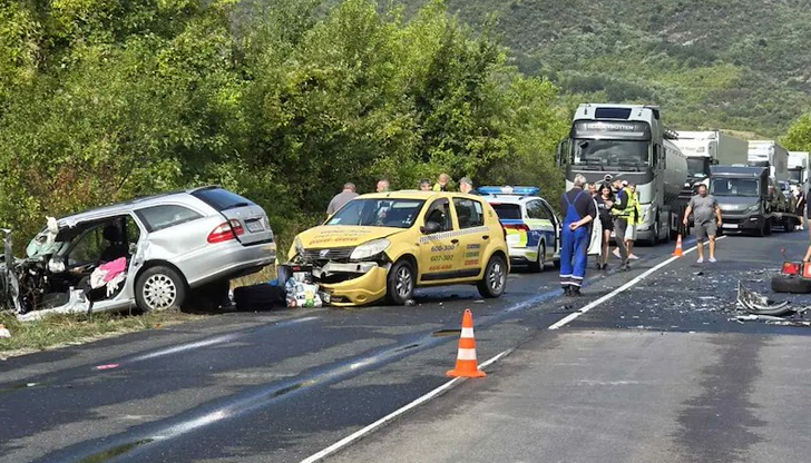 Двама души са с тежки травми, движението е пренасочено по