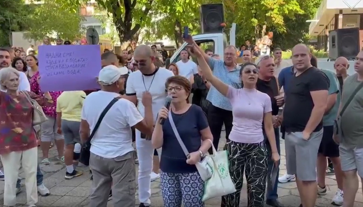 Търговци сервират в пластмасови чаши, създаден е кризисен щаб за