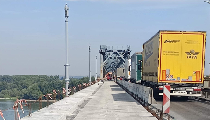 АПИ съобщи за напредъка в 320-метровия затворен участък към БългарияМонтирани