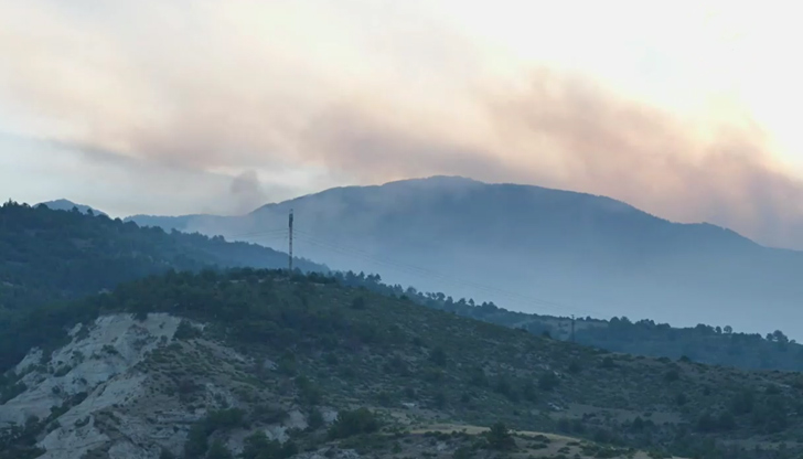 Евакуираха село Скала, а над 150 души участват в овладяването