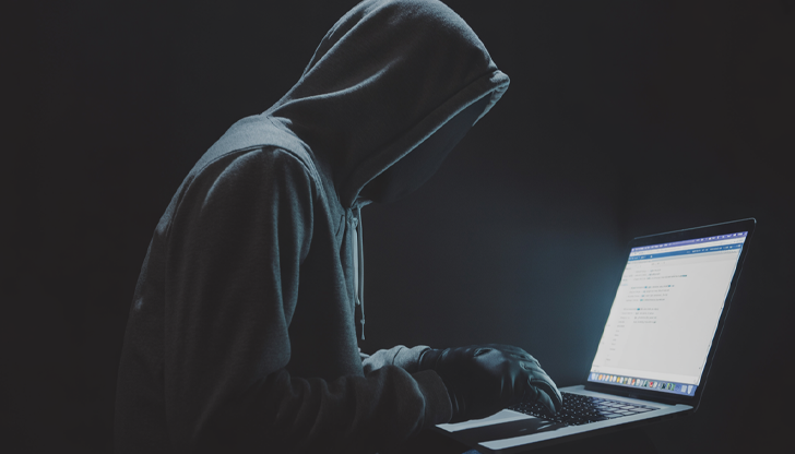 Мъжът принуждавал момиче да малтретира сексуално по-малката си сестра чрез