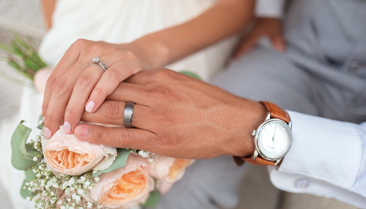 47-годишна роднина на булката е арестувана с два незаконни пистолета23-годишен