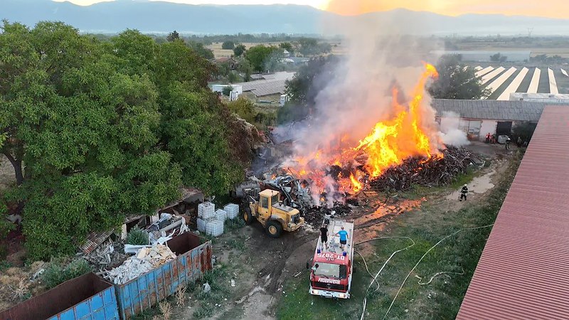 Пожарникари от три града се борят със стихиятаОгън лумна в