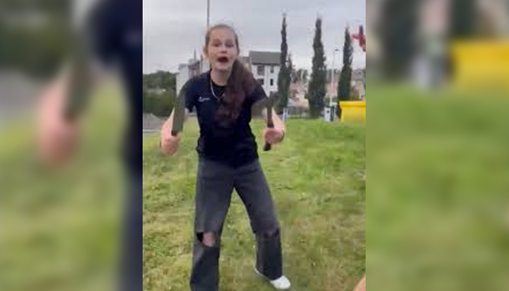 Видеоклип от инцидента привлече вниманието на милиардера Илон Мъск12-годишно момиче