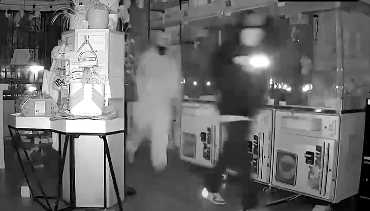 Четирима мъже разбиха витрината на магазин в Лос Анджелис и