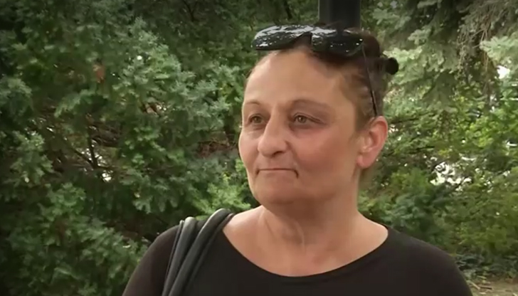 Алина Галовска случайно изпуснала банкнота от 100 лева пред служебния