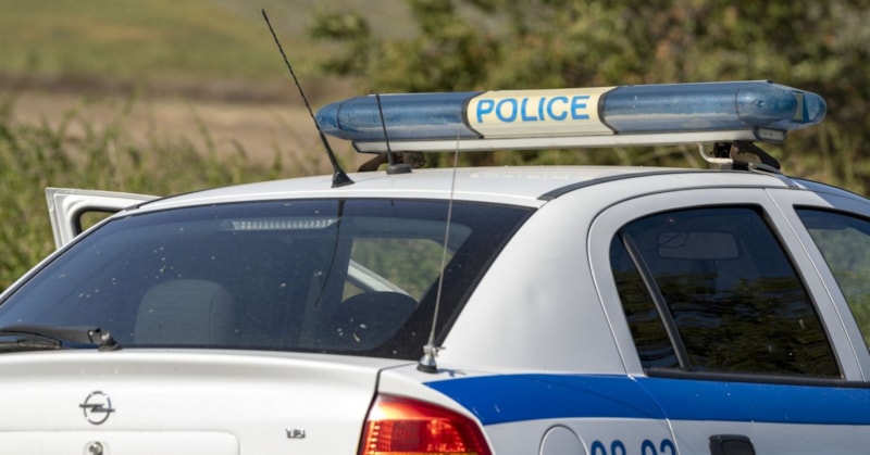 Микробус не спря на знак Стоп и блъсна автомобил по