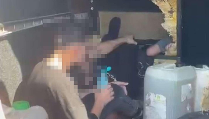 Петима сирийци и иракчани скрити в тайник на микробус с