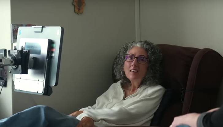 Сара Езекиел използва само осемсекундно аудио от стар домашен запис