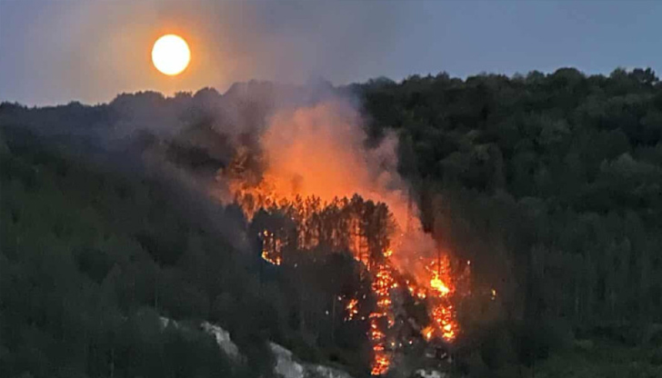 Доброволци са обгазени при потушаването муПожарът, който избухна в част