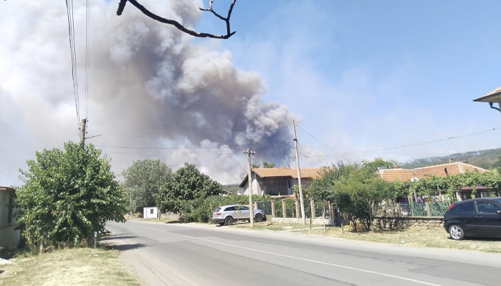 Смесена гора пламна над СунгурлареМащабен пожар гори в смесена гора