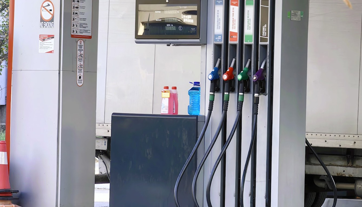 Горивата поевтиняват чувствително през августВ разгара на летния сезон през