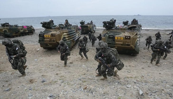 Числеността на въоръжените сили спада до 450 хиляди военнослужещи, докато