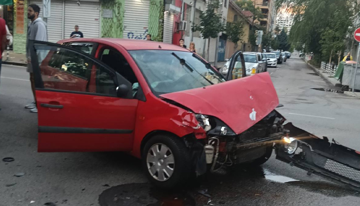 Един от шофьорите е на 19 години, няма пострадали при