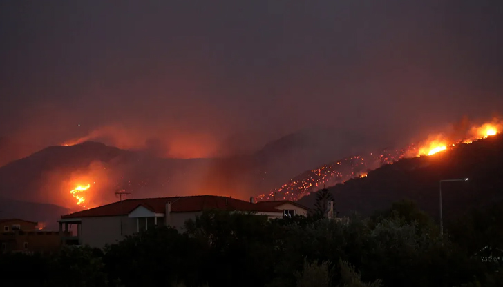 Огненият фронт достигна седем километра, евакуираха дом за възрастни хора76-годишен