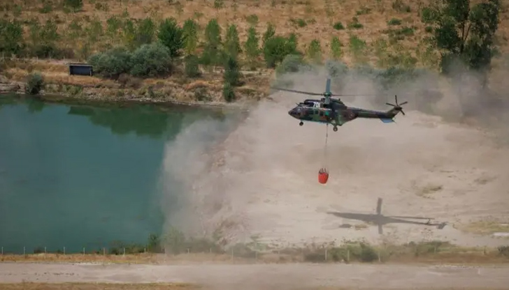 Противопожарни екипи продължават дежурствата въпреки овладяването на пожараВъпреки че пожарът