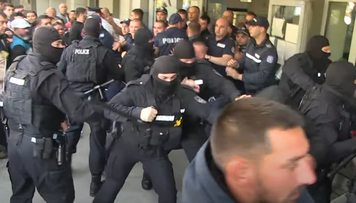 Протест и безредици заради смъртта на родилката в РусеПротестът заради