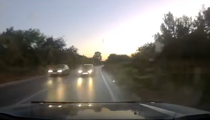 Видеото от Варненско показва как водач се размина на косъм